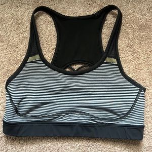 Lululemon sports bra size 6